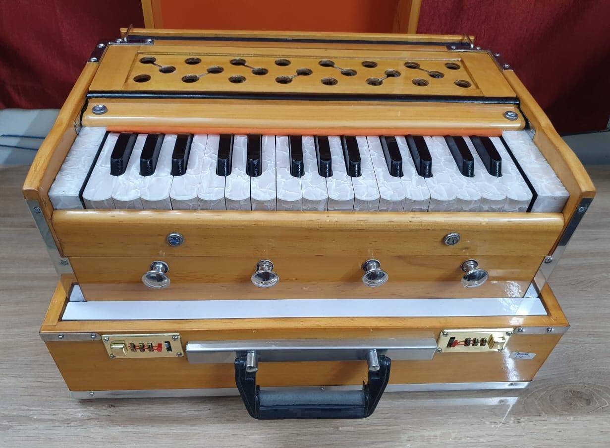 Handcrafted Mini Harmonium – 2.5 Octave, 440Hz/432Hz, Indian Wood, Portable Instrument by Shriji Musicals — handcrafted wooden product by Shrijicrafts