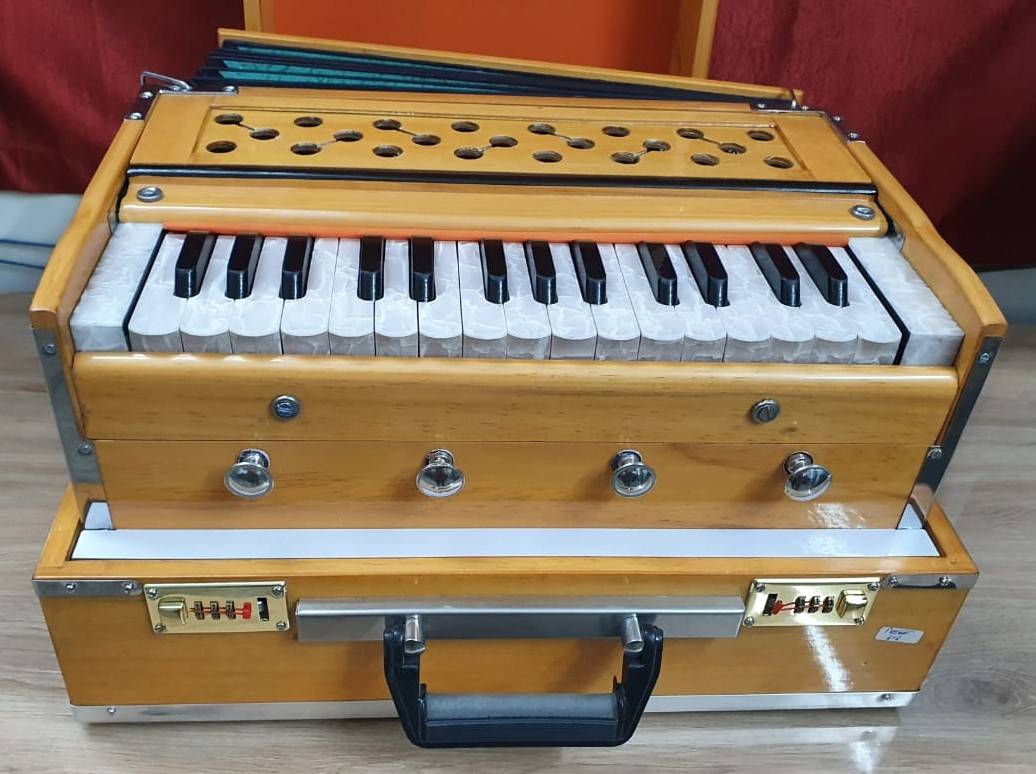 Handcrafted Mini Harmonium – 2.5 Octave, 440Hz/432Hz, Indian Wood, Portable Instrument by Shriji Musicals — handcrafted wooden product by Shrijicrafts