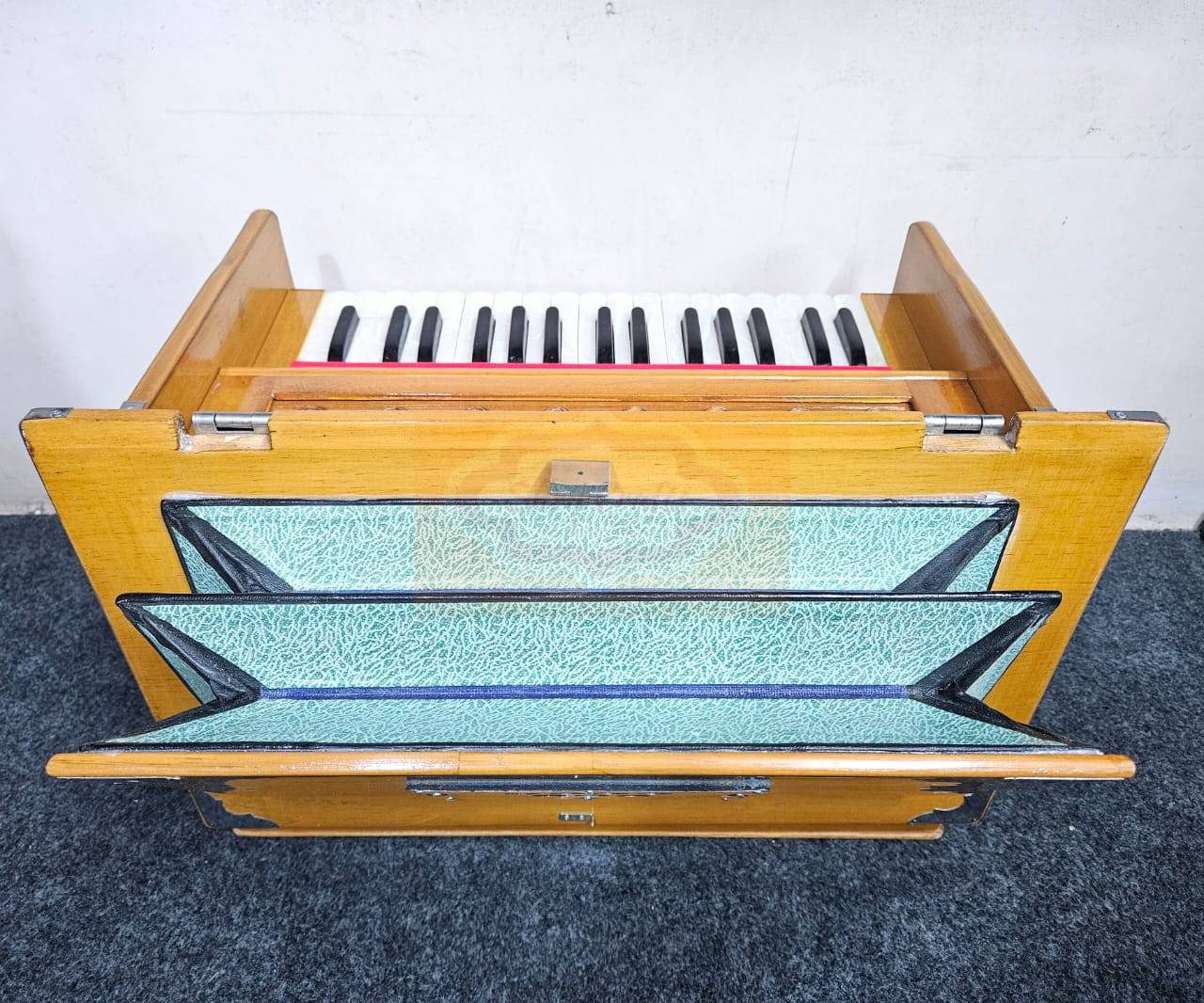 Professional Safri Harmonium – 2.5 Octave, 4 Stopper Portable Kirtan Instrument by Shriji Musicals - View 4