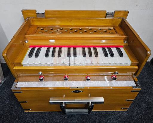 Professional Safri Harmonium – 2.5 Octave, 4 Stopper Portable Kirtan Instrument by Shriji Musicals
