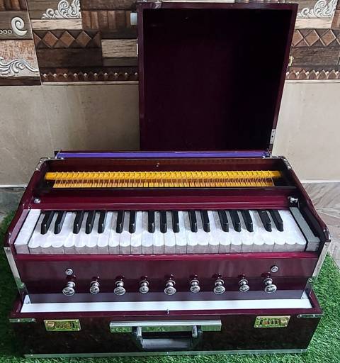 Professional 3.5 Octave Folding Harmonium – 9 Stopper with Coupler and Carry Bag – Ideal for Kirtan, Meditation, Yoga